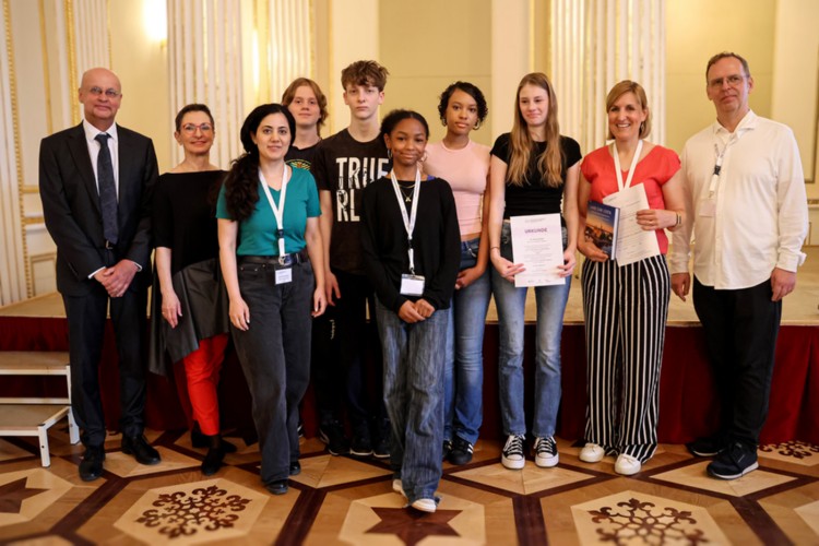 2. Preis Wilma-Rudolph-Schule Berlin - Into another dimension - Sprachenfest 2025 Schwerin