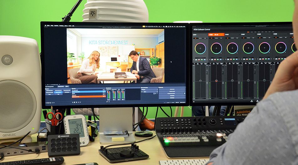 Das Videostudio der Digitalen Landesschule mit Monitoren, Mischpult und laufender Aufnahme eines Interviewsettings.