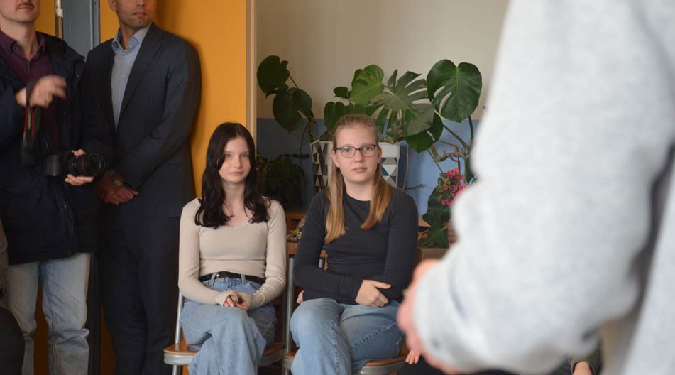 Projekt Gemeinsam Klasse sein der 6c der Werner-von-Siemens-Schule Eine Versammlung von Schülern, die auf Stühlen sitzen, während ein Mann stehend die Aufmerksamkeit auf sich zieht.