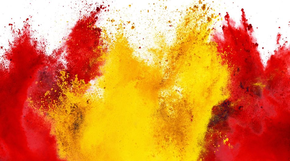 Ein abstraktes Bild mit explosiven Farbwolken in Rot und Gelb auf weißem Hintergrund, inspiriert von den Farben der spanischen Flagge. Ein abstraktes Bild mit explosiven Farbwolken in Rot und Gelb auf weißem Hintergrund, inspiriert von den Farben der spanischen Flagge.